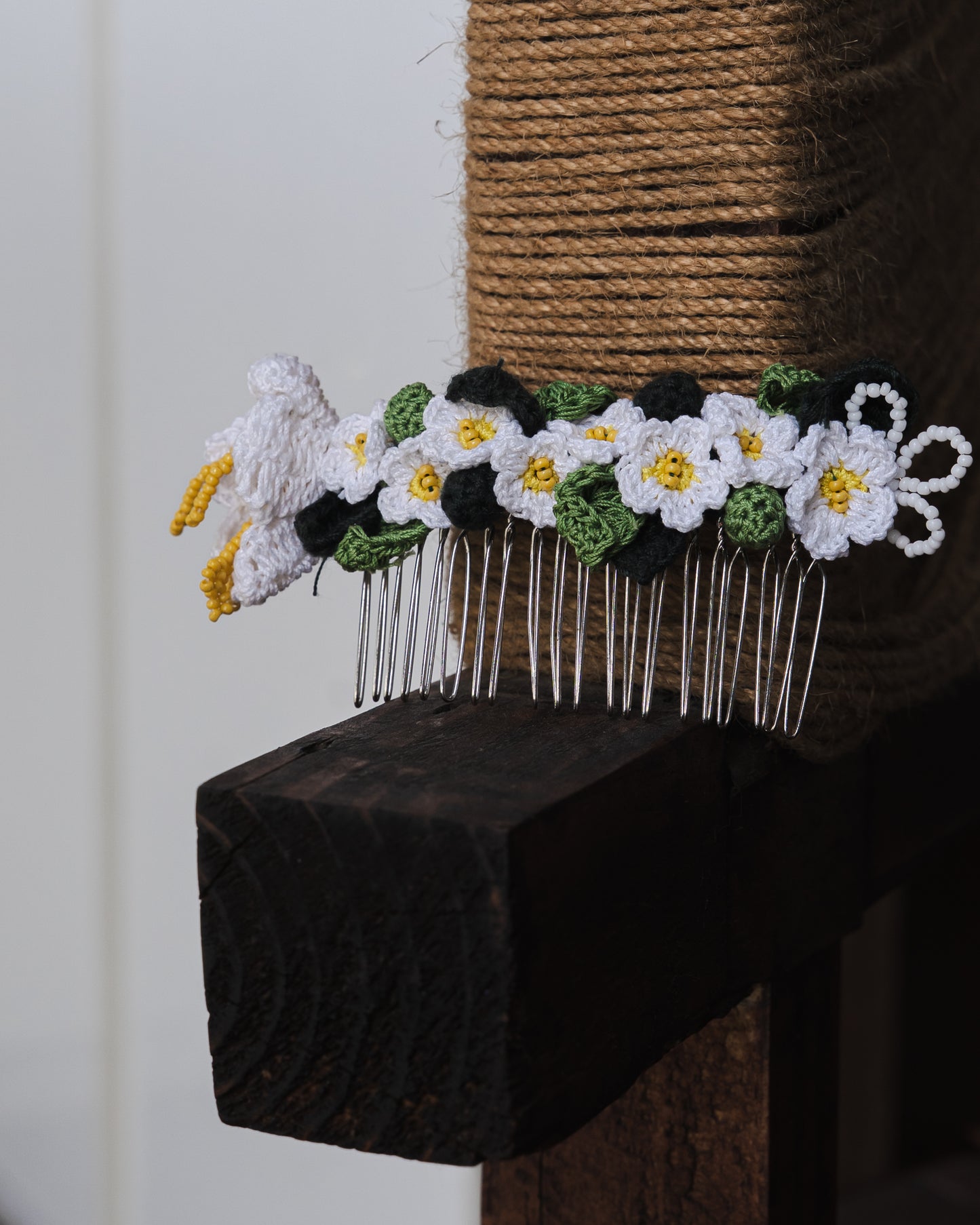 White Daisies Hair Comb