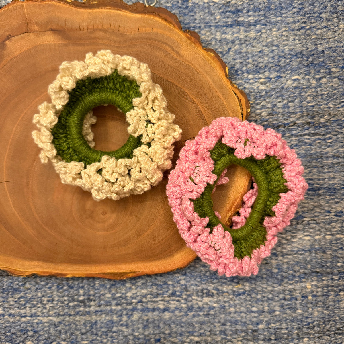 Set of White and Pink Gajra Scrunchie