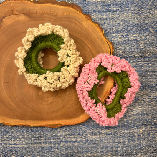 Set of White and Pink Gajra Scrunchie