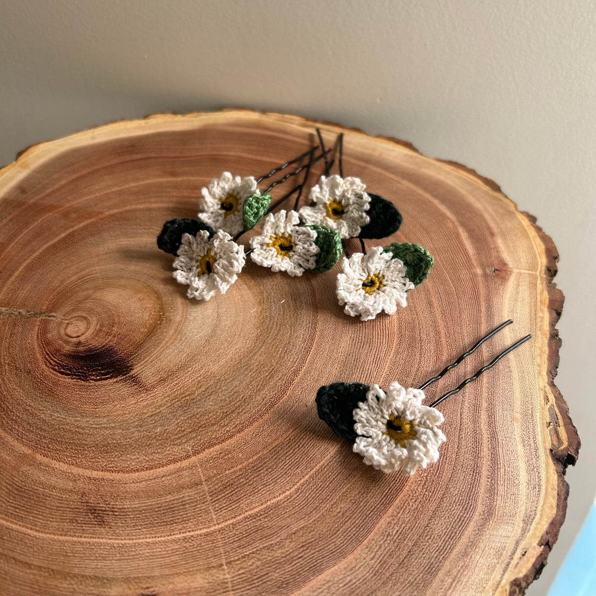 Set of 3 Pink and 3 White Daisy Hairpins