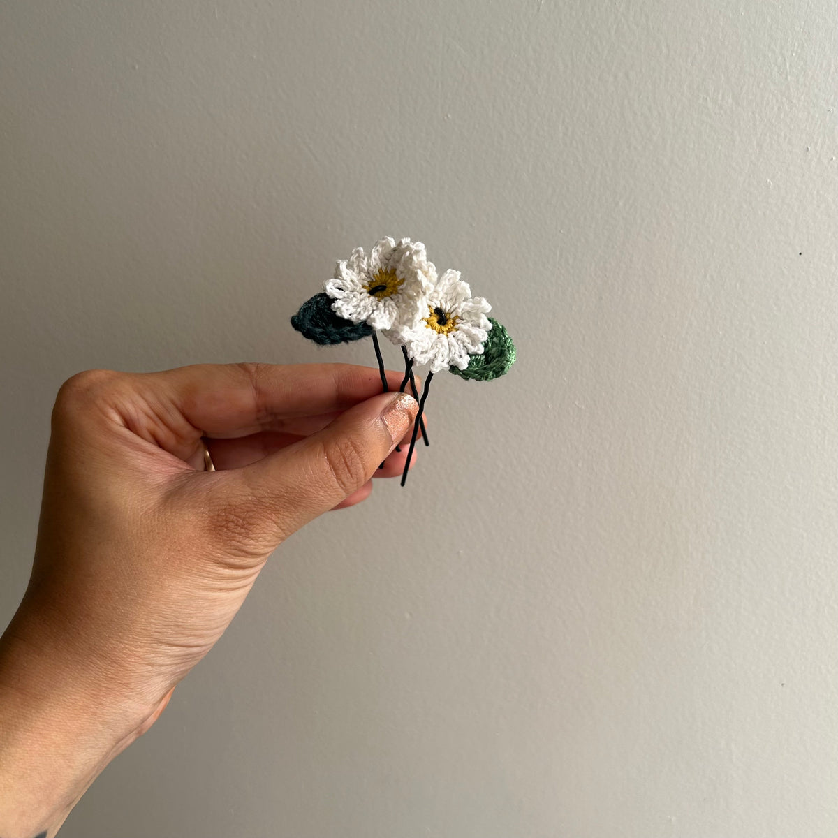 Set of 3 Pink and 3 White Daisy Hairpins